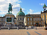 Amalienborg Slot Bildansicht Sehenswürdigkeit  In der Mitte des Schlossplatzes steht eine Reiterstatue von Friedrich V.