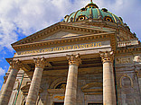  Bild Attraktion  in Kopenhagen Säulen schmücken den Eingang der Kirche