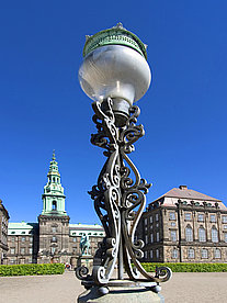  Ansicht Reiseführer  Stilvoll bis ins letzte Detail: Lampe am Schloss Christiansborg 