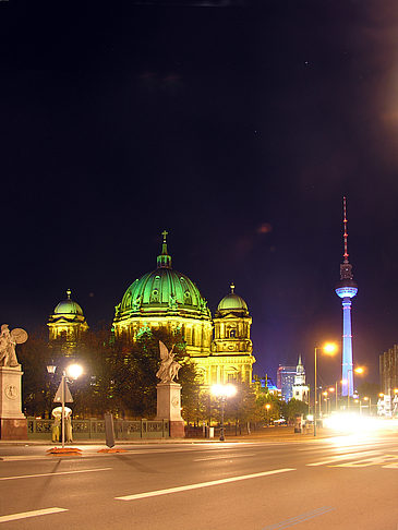 Berliner Dom bei Nacht Fotos