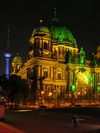 Berliner Dom bei Nacht Fotos