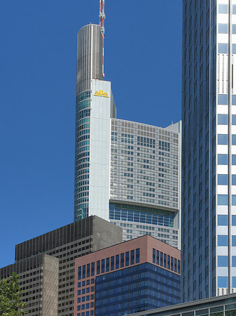 Commerzbanktower mit Häusern Foto 