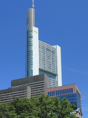 Commerzbanktower mit Häusern