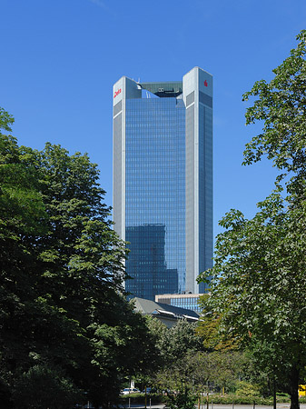 Trianon hinter Bäumen
