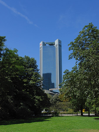 Foto Trianon hinter Bäumen - Frankfurt am Main
