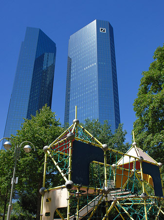 Deutsche Bank mit Spielplatz Fotos