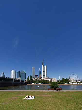 Skyline von Frankfurt mit Sachsenhausener Ufer