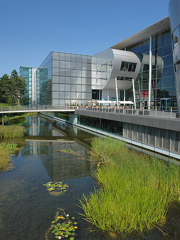 Gläserne Manufaktur mit Teich Foto 