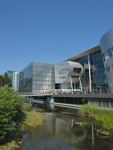 Gläserne Manufaktur mit Teich Fotos
