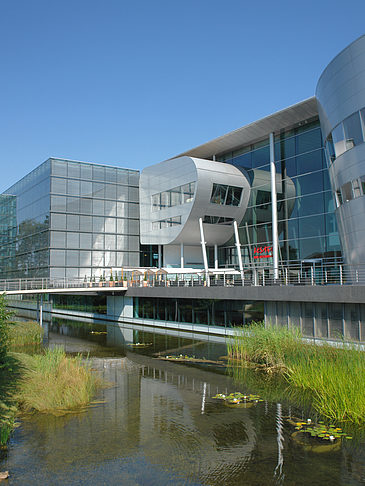 Foto Gläserne Manufaktur mit Teich - Dresden