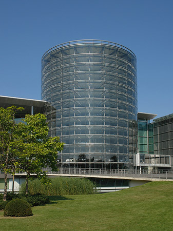 Fotos Gläserne Manufaktur mit Wiese | Dresden