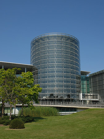 Fotos Gläserne Manufaktur mit Wiese