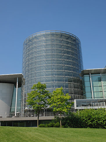 Foto Gläserne Manufaktur mit Wiese - Dresden