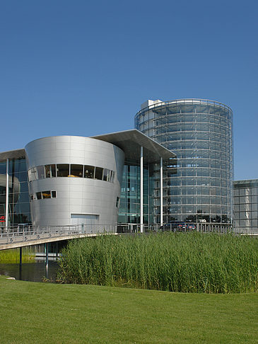 Fotos Gläserne Manufaktur mit Wiese