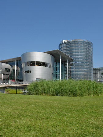 Gläserne Manufaktur mit Wiese Fotos