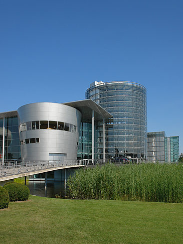 Gläserne Manufaktur mit Wiese