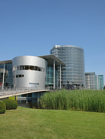 Fotos Gläserne Manufaktur mit Wiese | Dresden