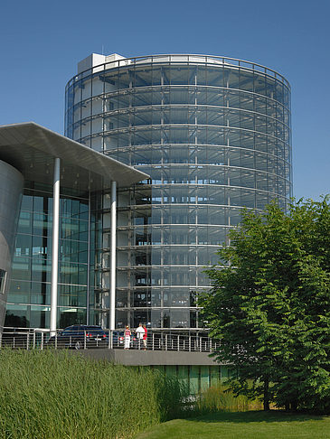 Foto Gläserne Manufaktur mit Wiese - Dresden