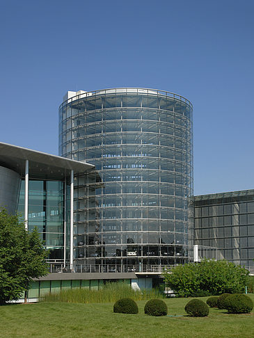 Foto Gläserne Manufaktur mit Wiese