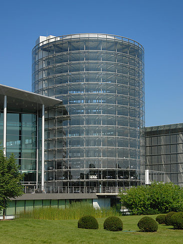 Fotos Gläserne Manufaktur mit Wiese | Dresden