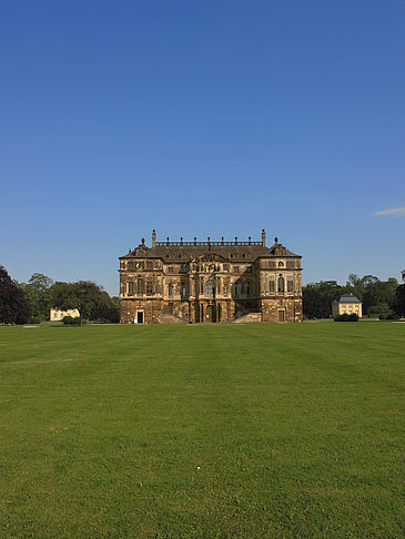 Foto Palais mit Wiese