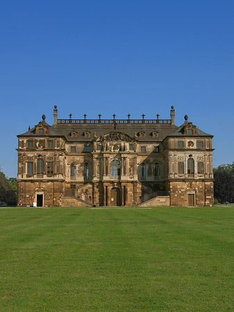 Foto Palais mit Wiese