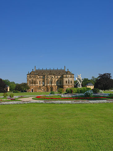 Palais mit Wiese Foto 