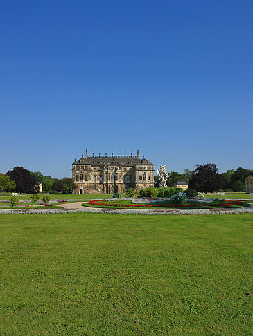 Palais mit Wiese