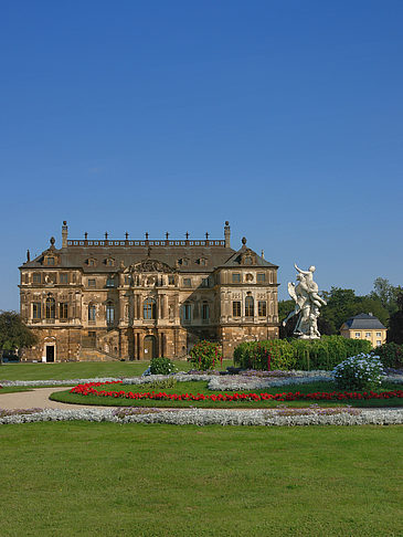 Palais mit Wiese Foto 