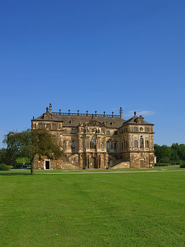 Palais mit Wiese