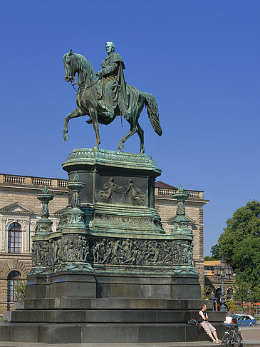 König-Johann-Statue mit Semperoper Foto 