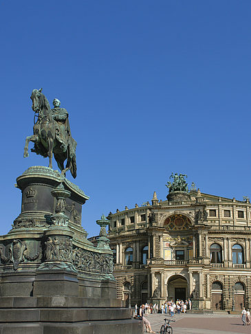 Fotos König-Johann-Statue mit Semperoper