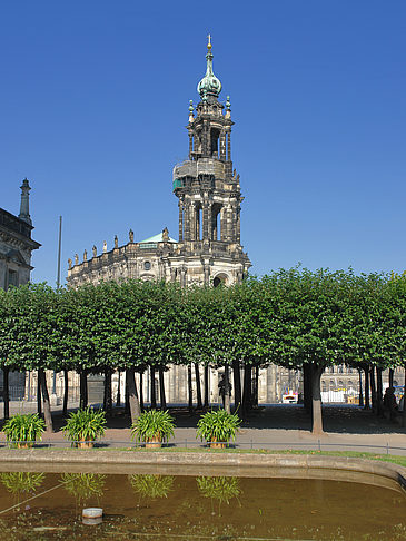 Foto Teich vor dem Gericht