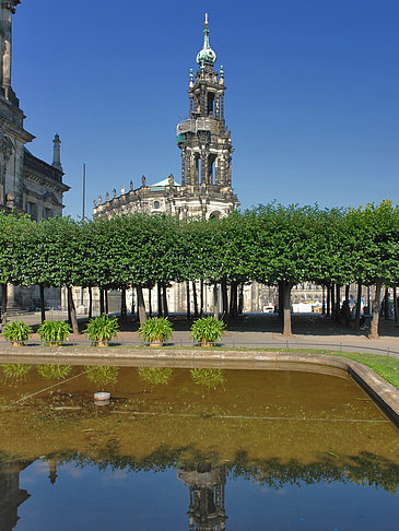 Foto Teich vor dem Gericht