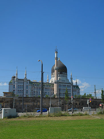 Yenidze mit Wiese