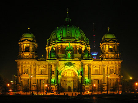 Foto Berliner Dom bei Nacht