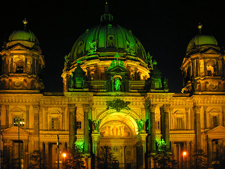 Berliner Dom bei Nacht Foto 