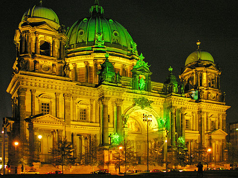 Berliner Dom bei Nacht Fotos