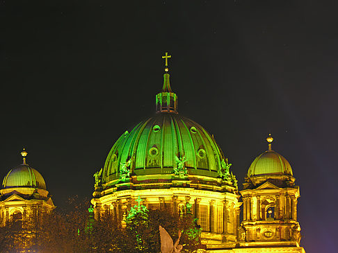Berliner Dom bei Nacht Foto 