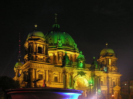 Berliner Dom bei Nacht Fotos