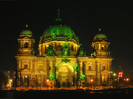 Berliner Dom bei Nacht Foto 