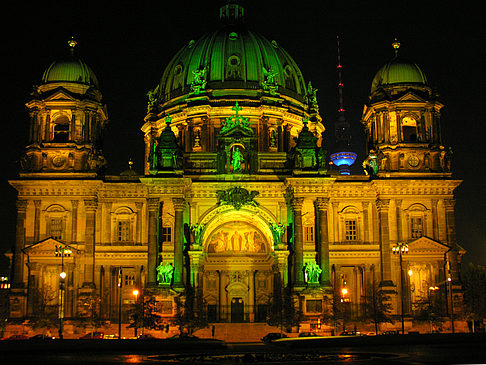 Foto Berliner Dom bei Nacht