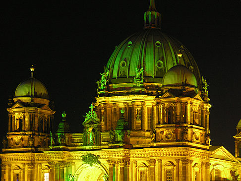 Berliner Dom bei Nacht Fotos