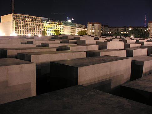 Holocaust Mahnmal bei Nacht