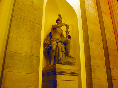 Im Brandenburger Tor bei Nacht Fotos