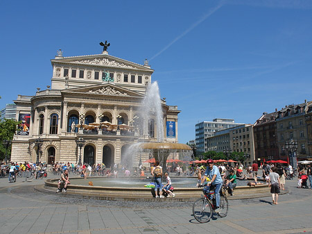 Alte Oper mit Brunnen