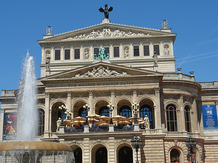 Fotos Alte Oper mit Brunnen