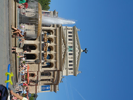 Alte Oper mit Brunnen