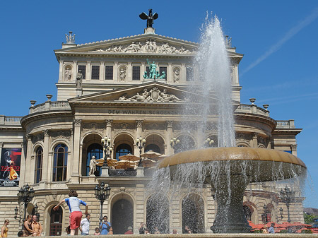 Alte Oper mit Brunnen Fotos