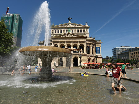 Fotos Alte Oper mit Brunnen